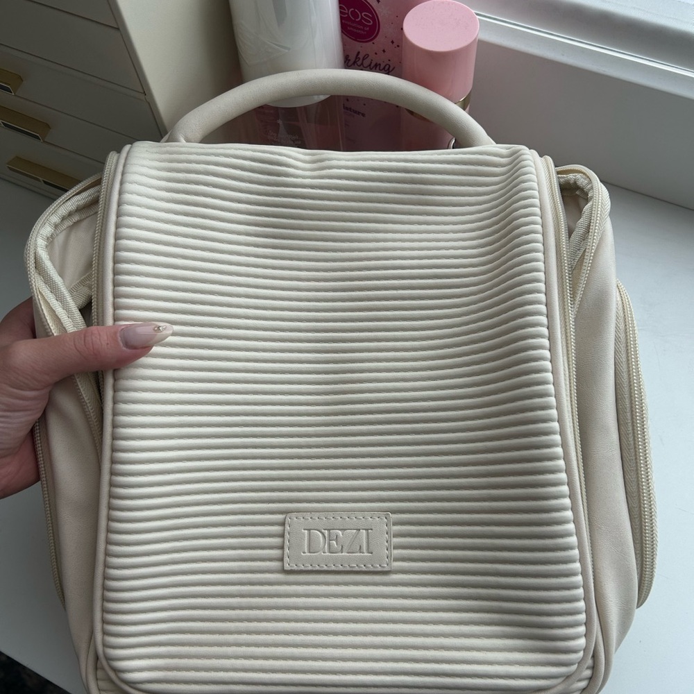 DEZI TOILETRY BAG